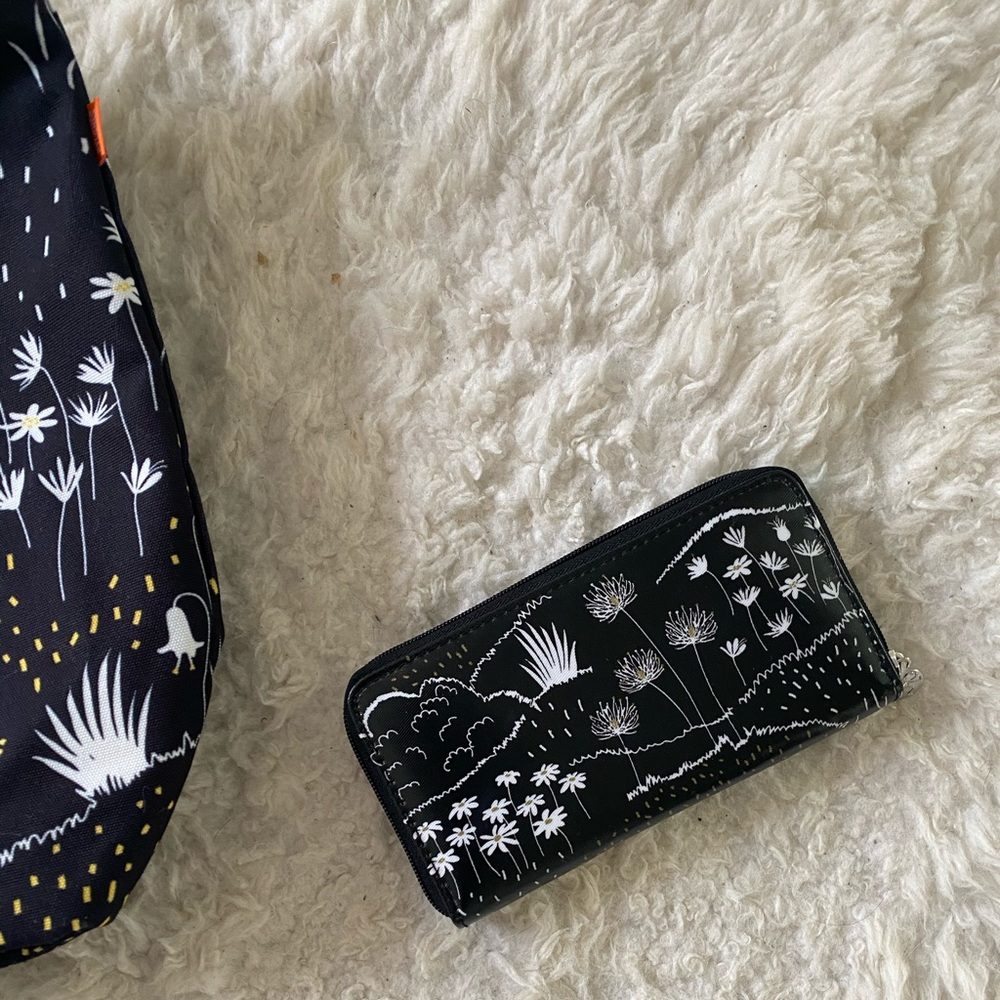 Spring Canvas Tote With Matching Wallet - image 3